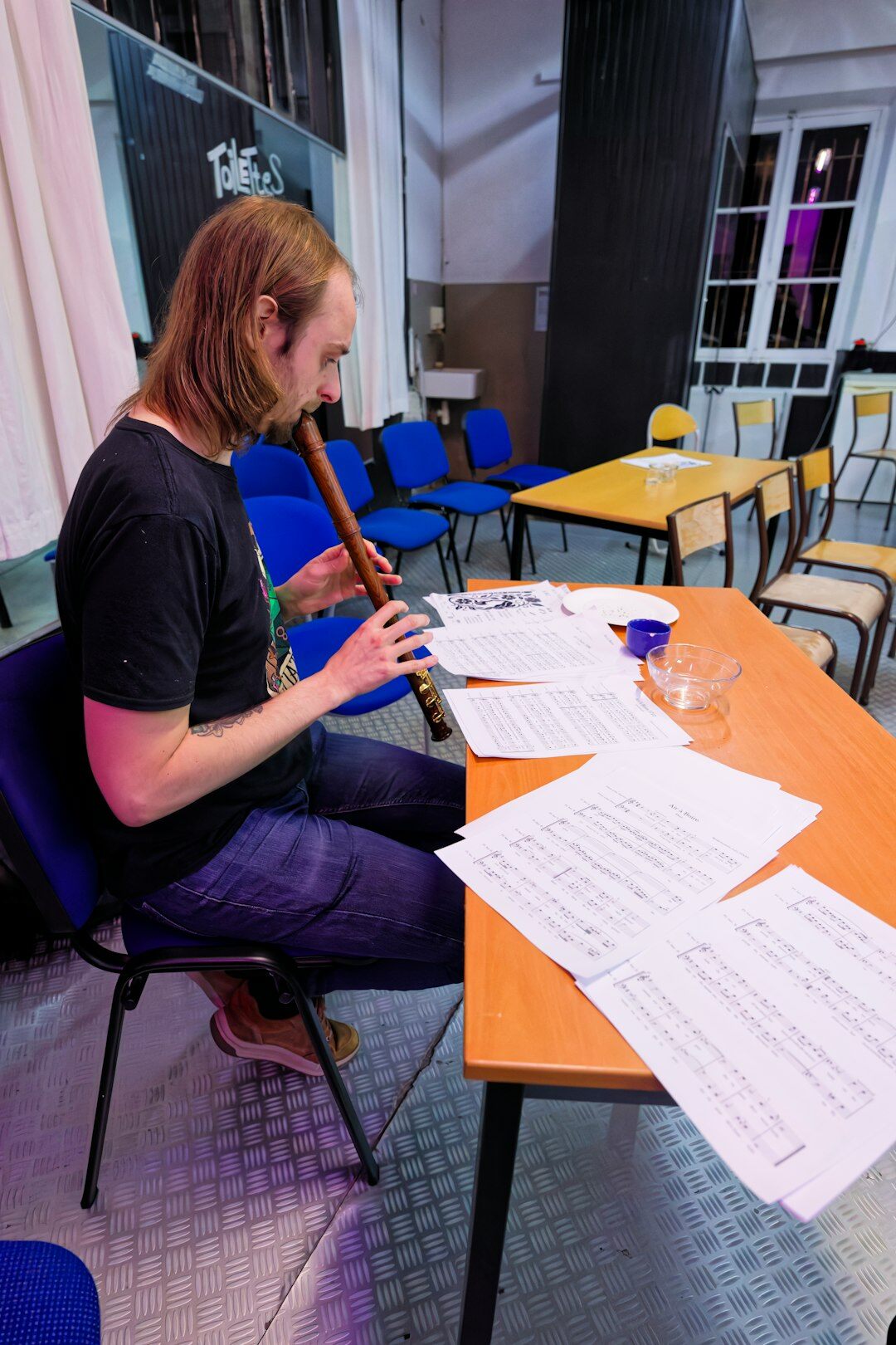 Participants prenant des notes pendant une session thématique
