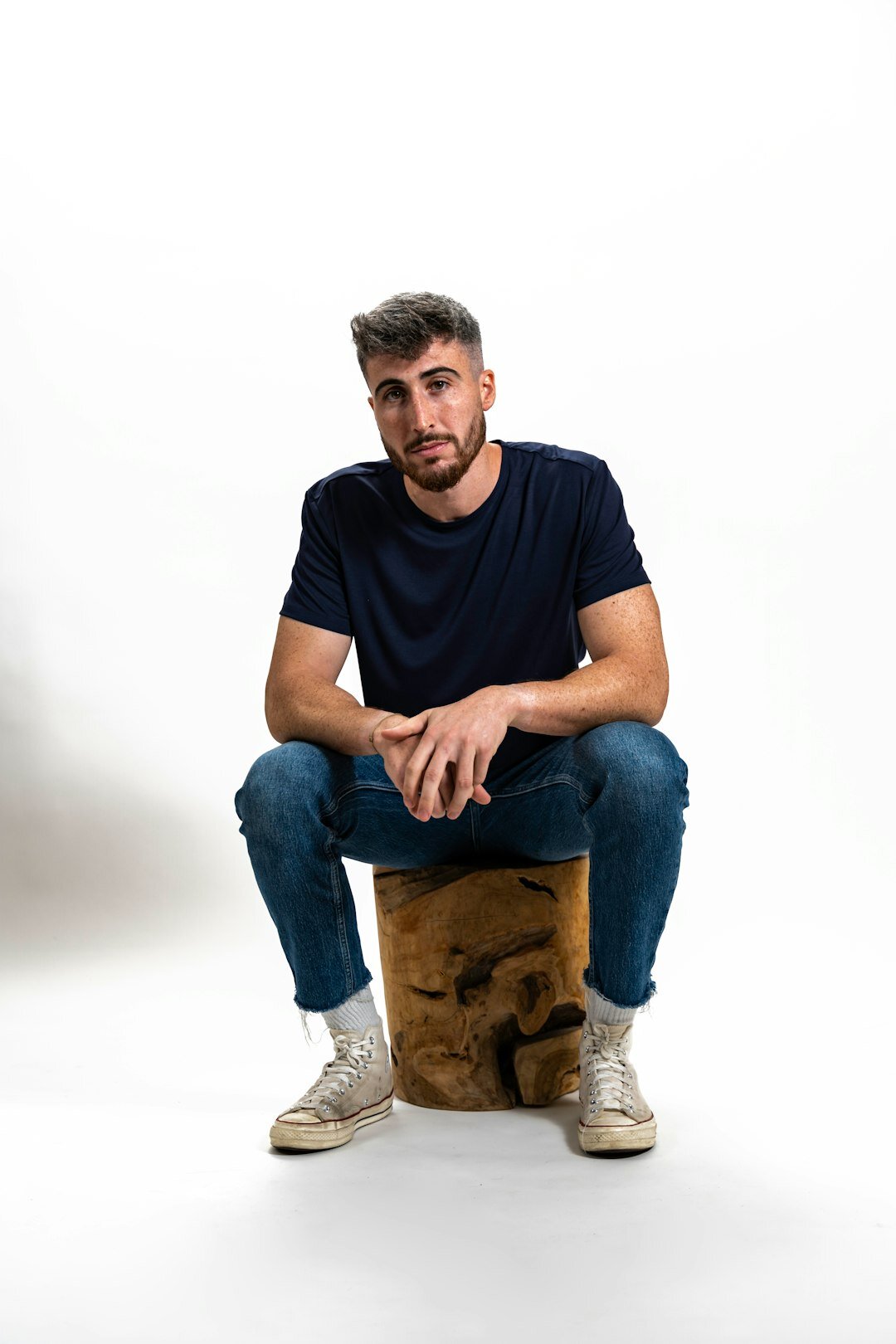 Portrait studio d'un homme belge d'une quarantaine d'années, intervenant invité