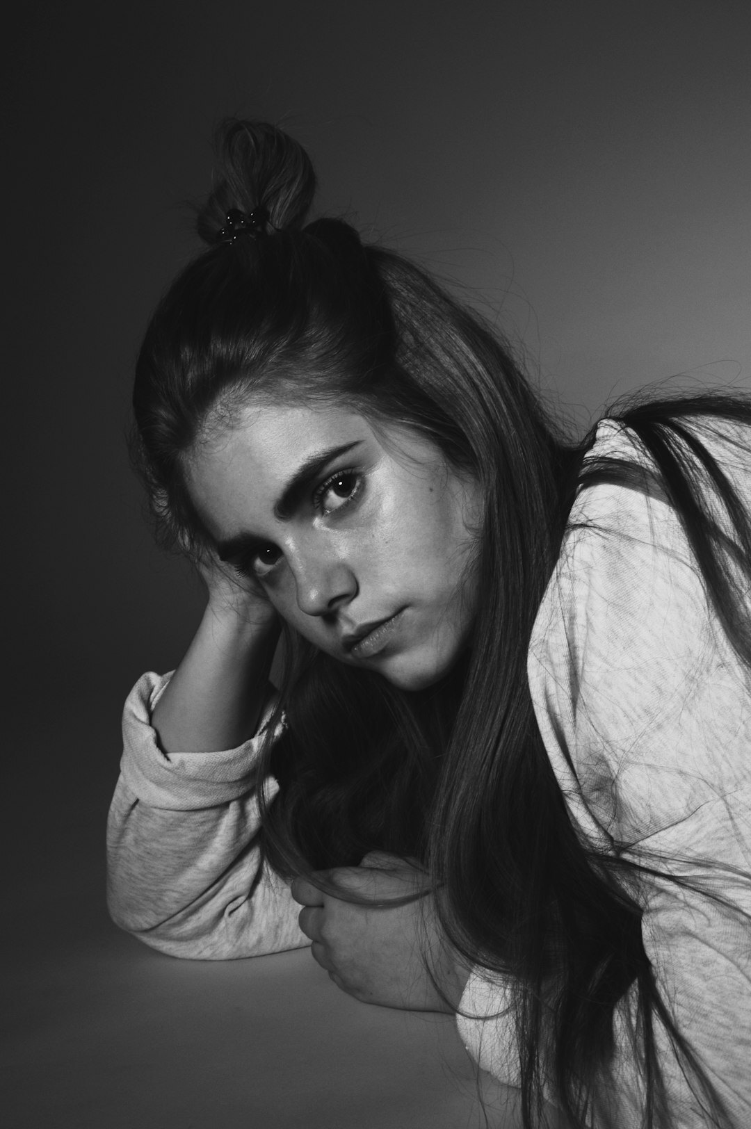 Portrait studio d'une femme belge d'origine sub-saharienne, intervenante