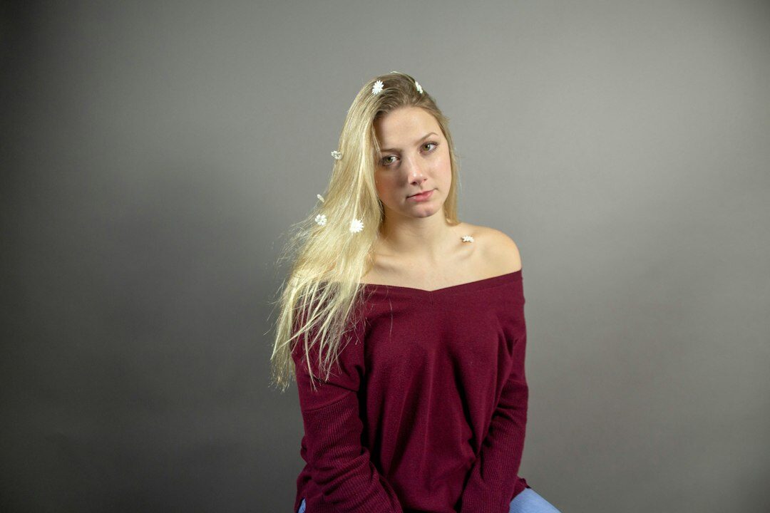 Portrait studio d'une femme belge blonde d'une cinquantaine d'années, facilitatrice d'échanges