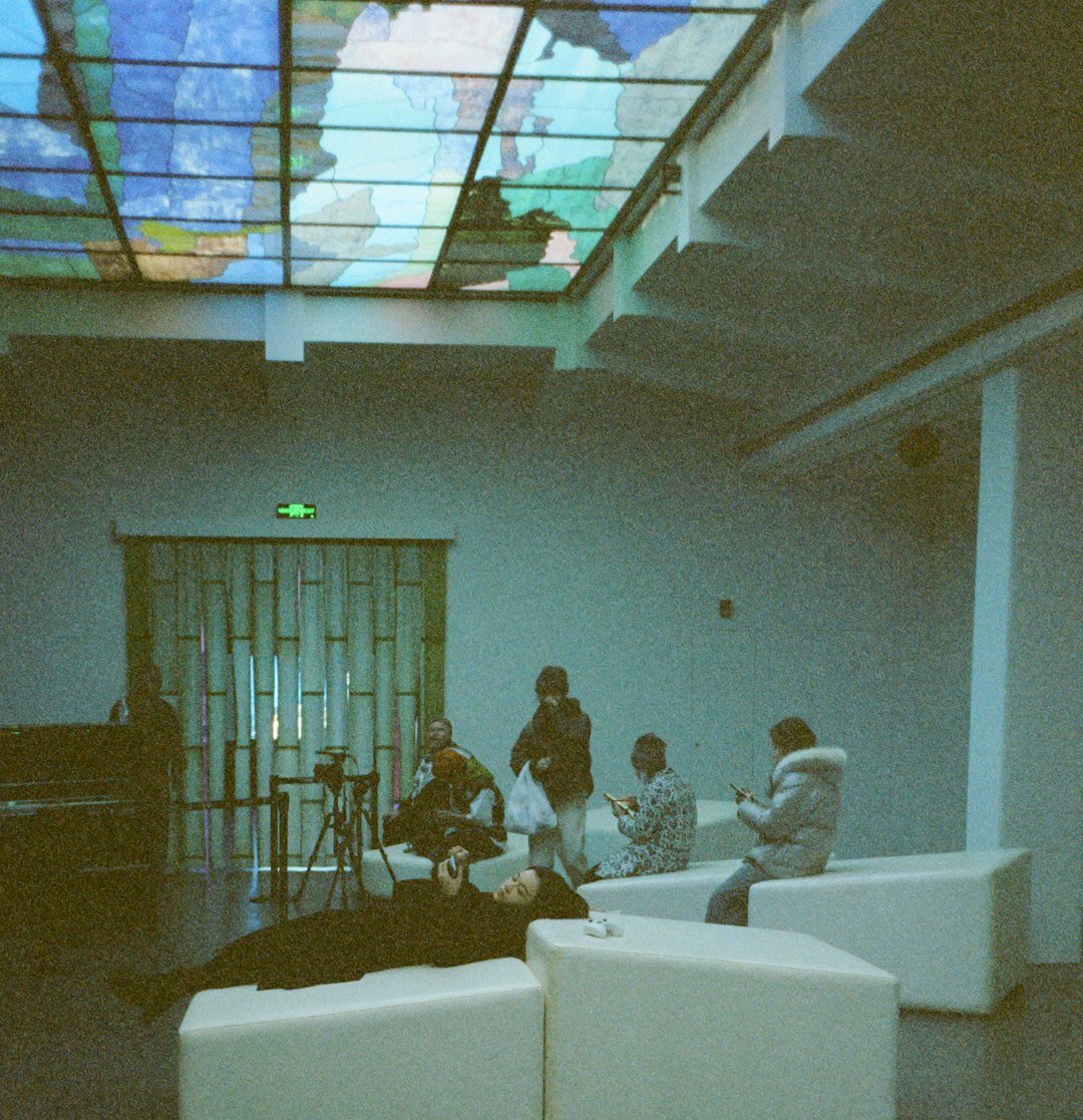 Salle lumineuse accueillant une session d'échange entre plusieurs participants