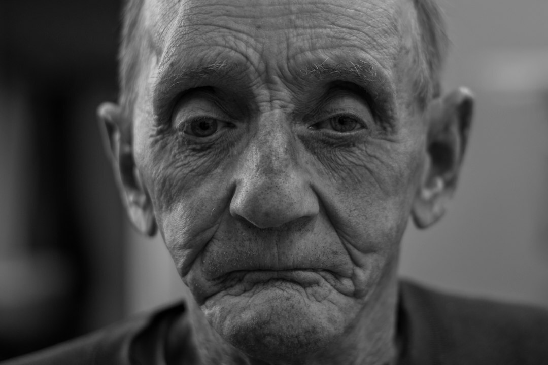Portrait studio d'un homme belge plus âgé, coordinateur logistique